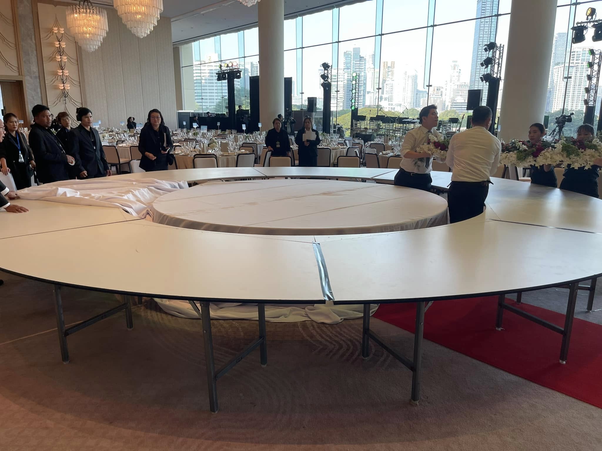 Trp. Trp.ทีอาร์พี ชุดโต๊ะกลม 20 ที่นั่ง พร้อมชุดจานหมุนอาหาร และ ฐานรองหมุนไฟฟ้าถ่านชาร์ทรีโมท