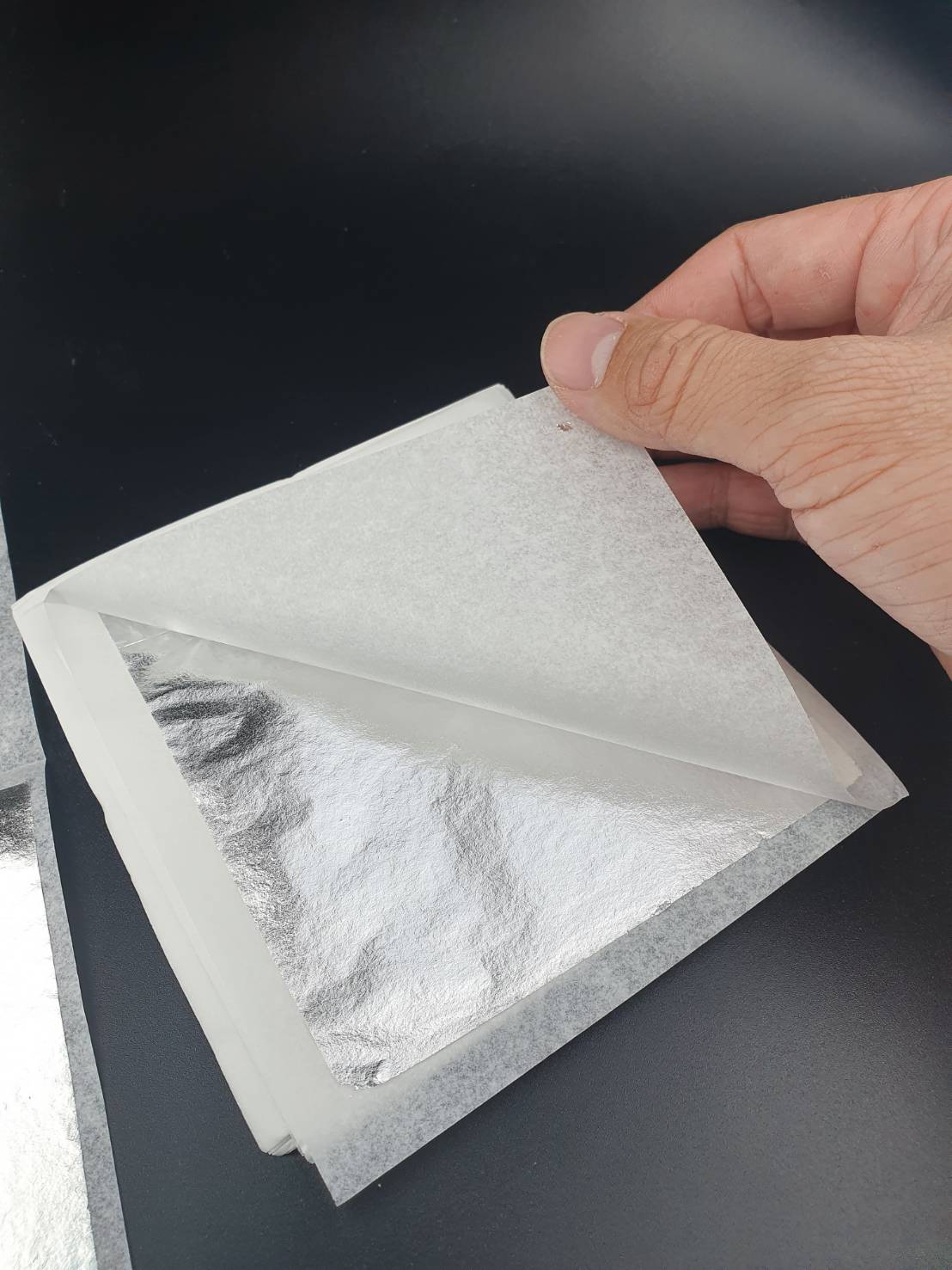 แผ่นเงินเท้ 99.99% และแผ่นทองแท้ 99.99%สำหรับสปา มาร์คหน้าหรือ ตกแต่งอาหาร ขนมหวาน ติดองค์พระ ติดเครื่องประดับ พร้อมส่ง