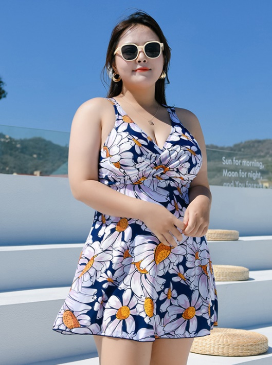 ชุดว่ายน้ำคนอ้วน 6xl พร้อมส่ง: ชุดว่ายน้ำไซส์ใหญ่สีน้ำเงินแต่งลายดอกไม้สีสันสดใสมีกางเกงขาสั้นใส่ด้านในมาพร้อมเสื้อคลุมสีขาว แบบสวยน่ารักมากๆจ้า: ขนาด- รอบอก 38 - 46 นิ้ว- เอว 34 - 44 นิ้ว- สะโพก 40 - 54 นิ้ว- เสื้อคลุมรอบอกกว้าง 54 นิ้ว