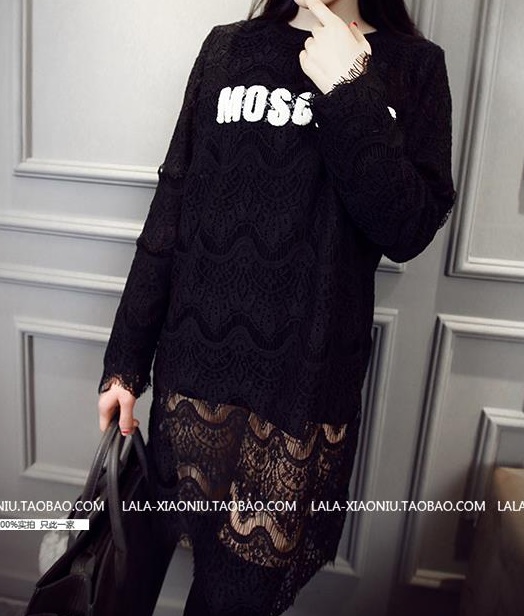 ((พร้อมส่ง)) เสื้อผ้าแฟชั่นผู้หญิง : เดรสสีดำ แต่งอักษรและลูกไม้รอบตัว น่ารัก น่ารักจ้า