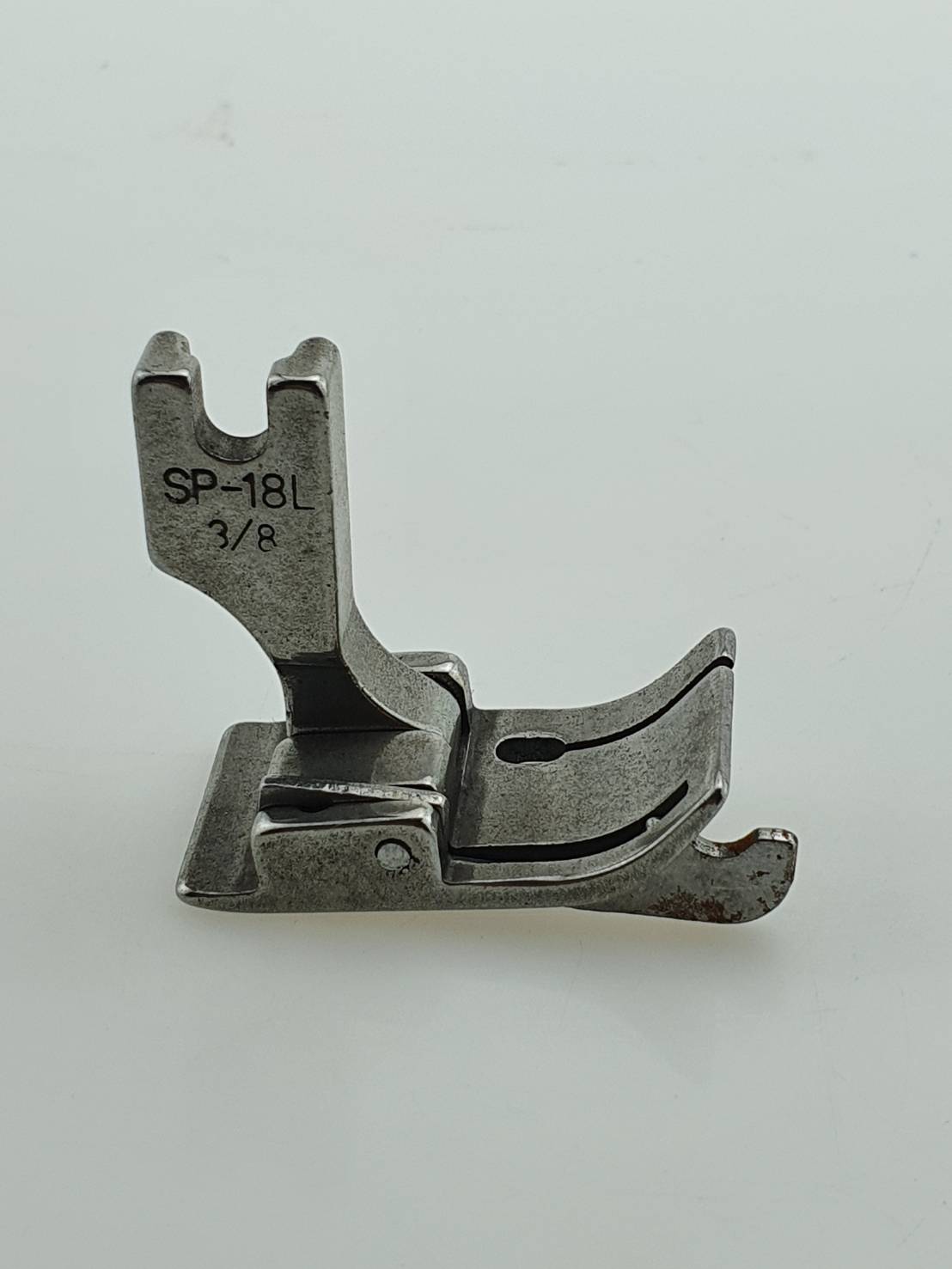 ตีนผีกั้นซ้าย SP-18L สำหรับ เย็บและกั้นระยะเช่น คิ้ว สำหรับจักรเข็มเดี่ยวอุตสาหกรรม