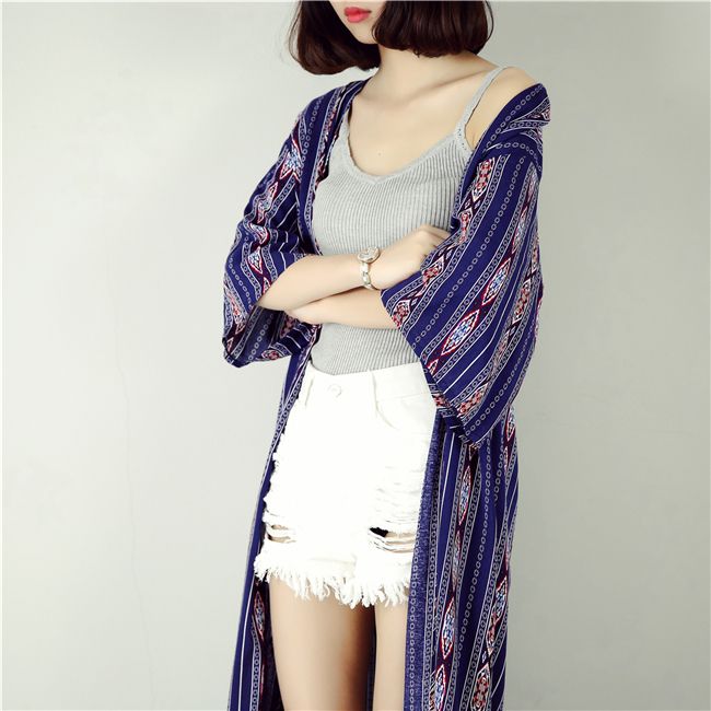 เสื้อคลุมแฟชั่น พร้อมส่ง : เสื้อคลุมสีน้ำเงินแต่งลายสีสันสดใส แบบสวยมากจ้า