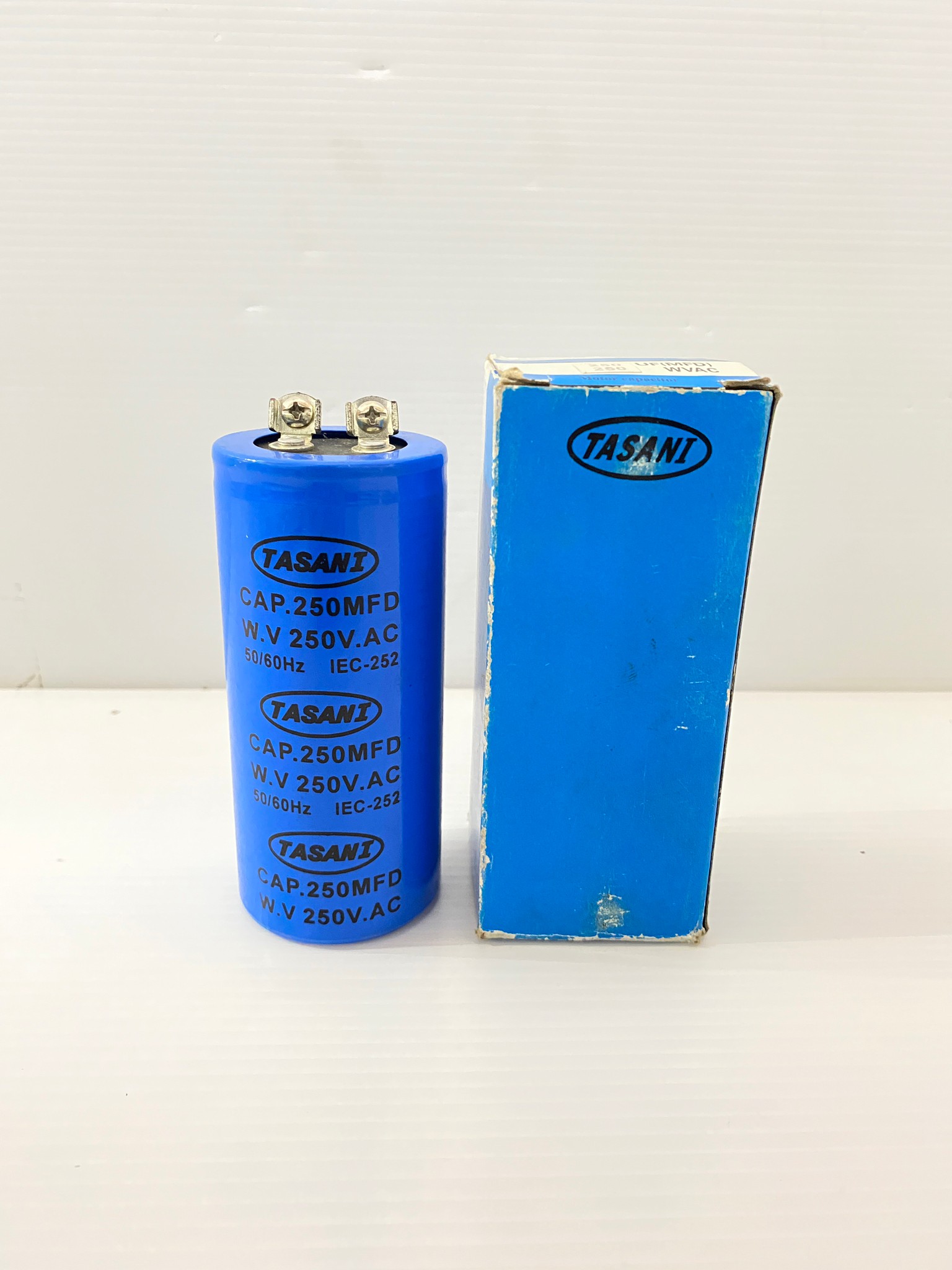 คาปาซิเตอร์ (คอนเดนเซอร์) 250uFx250v. TASANI