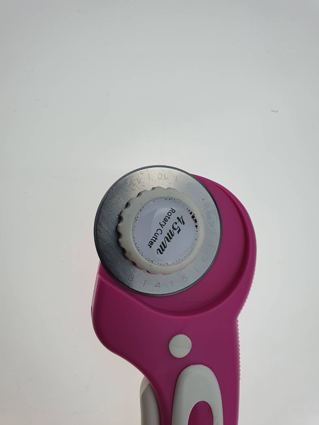 มีด โลตารี่กลมสำหรับตัดผ้าขนาด 45 มิลลิเมตร ใบสามารถถอดเปลี่ยนได้ ใช้งานง่ายใช้ตัดผ้าบนแผ่นรองตัด