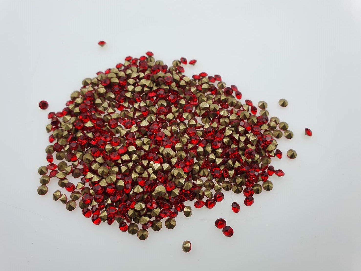 เพชรตูดแหลม เพชรก้นแหลม เพชรเทียม เพชรกระจก เพชรคริสตัล พลอยกระจก สีแดง ขนาดต่างๆ