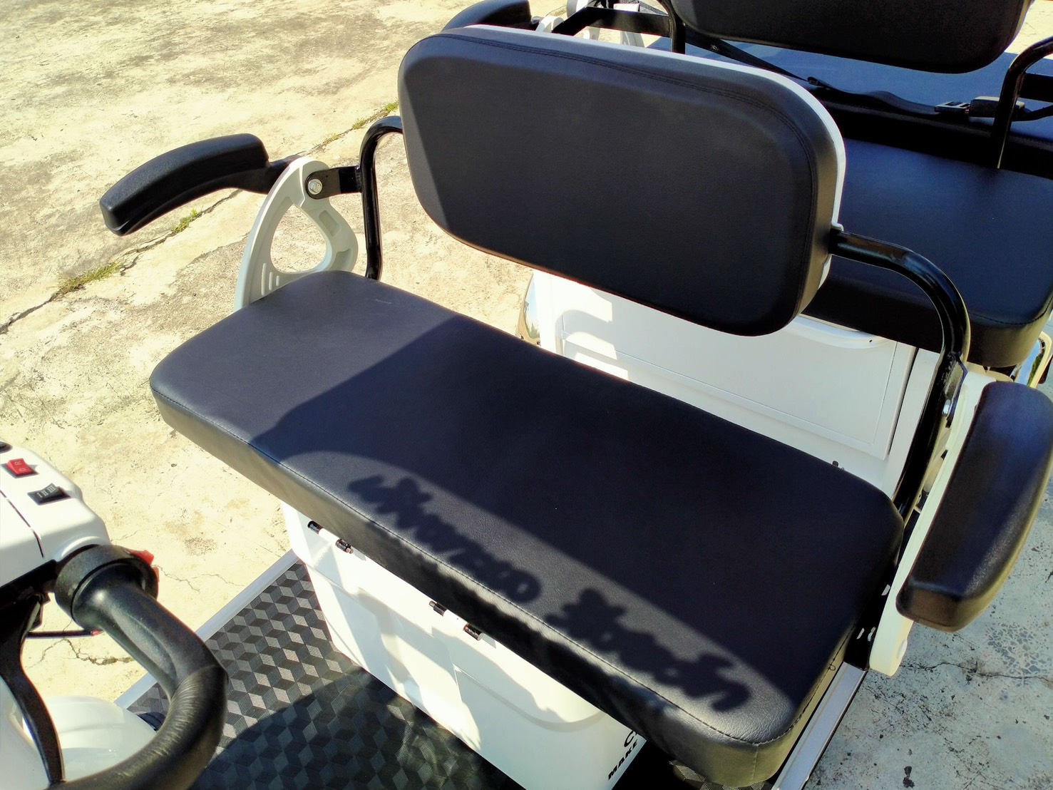 รถไฟฟ้า 4 ล้อ 6 ที่นั่ง (คนไซส์ใหญ่) รุ่น M-01ฺB BIG PLUS ยี่ห้อ CLP CAR ขับแฮนด์บิด