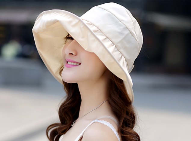 หมวกแฟชั่นพร้อมส่ง : หมวกปีกบานกว้างกันแดดสีครีม พักเก็บง่ายแบบสวยน่ารักๆจ้า