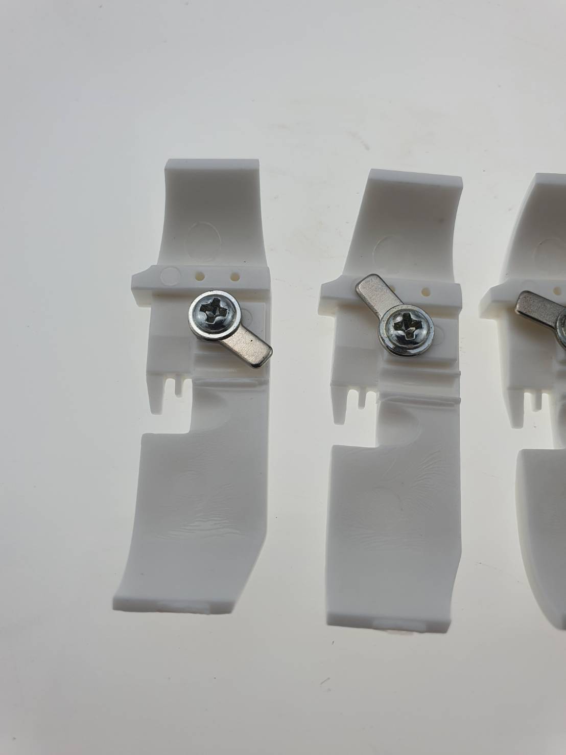 ตีนผีจักรโพ้งสำหรับผ้ายืด สี่เส้น แบบพราสติก เนื้อนิ่มใช้งานง่ายติดตั้งง่ายสำหรับผ้ายืด ใช้กับจักรโพ้งได้ทุกยี่ห้อ