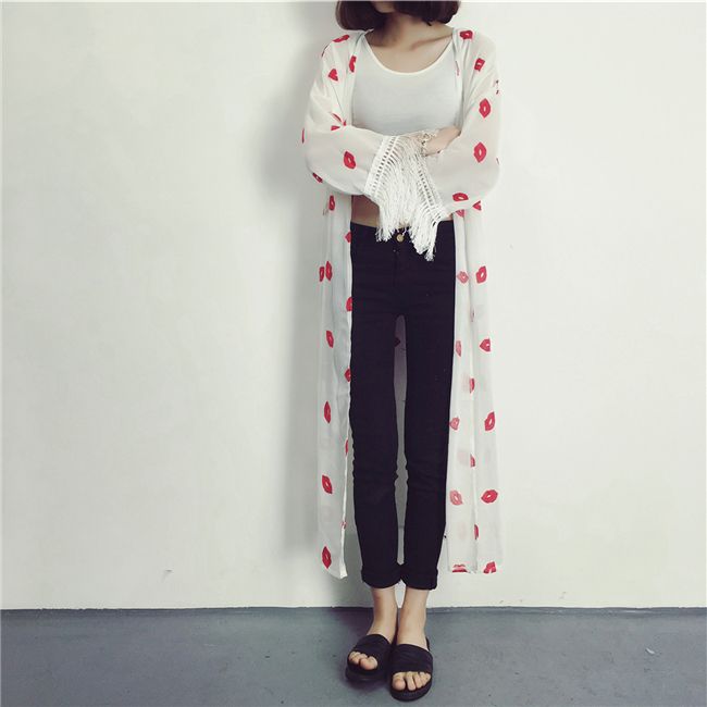 เสื้อคลุมแฟชั่น พร้อมส่ง : เสื้อคลุมสีขาวแต่งลายปากสีแดงและพู่ที่ปลายแขน แบบเก๋มากจ้า