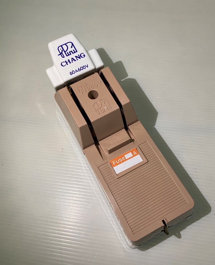 คัทเอาท์ 60Ax2P ตราช้างแท้ (กล่องครุฑแดง)