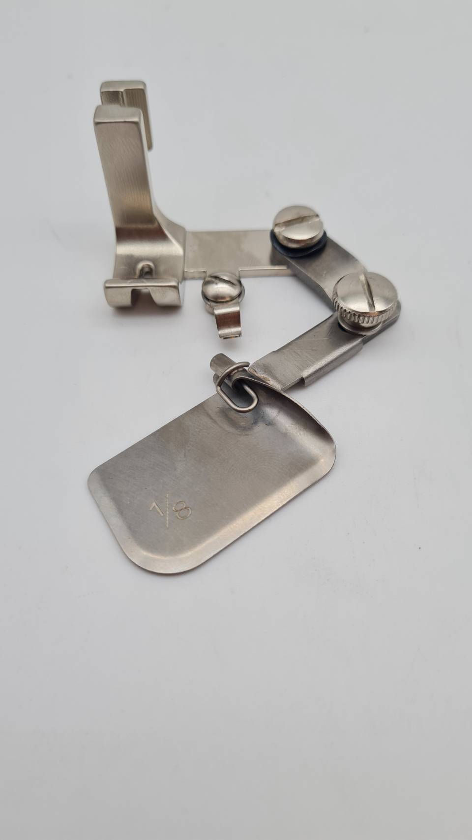 ตีนผีพับชายแบบซองสำหรับจักรอุสาหกรรมเข็มเดี่ยวติดตั้งง่ายใช้งานง่ายสามารถโยกซองเข้าออก ได้ มี 3 ขนาด ให้เลือก ใช้กับจักรเข็มเดี่ยว เหมาะกับช่างเย็บผ้า