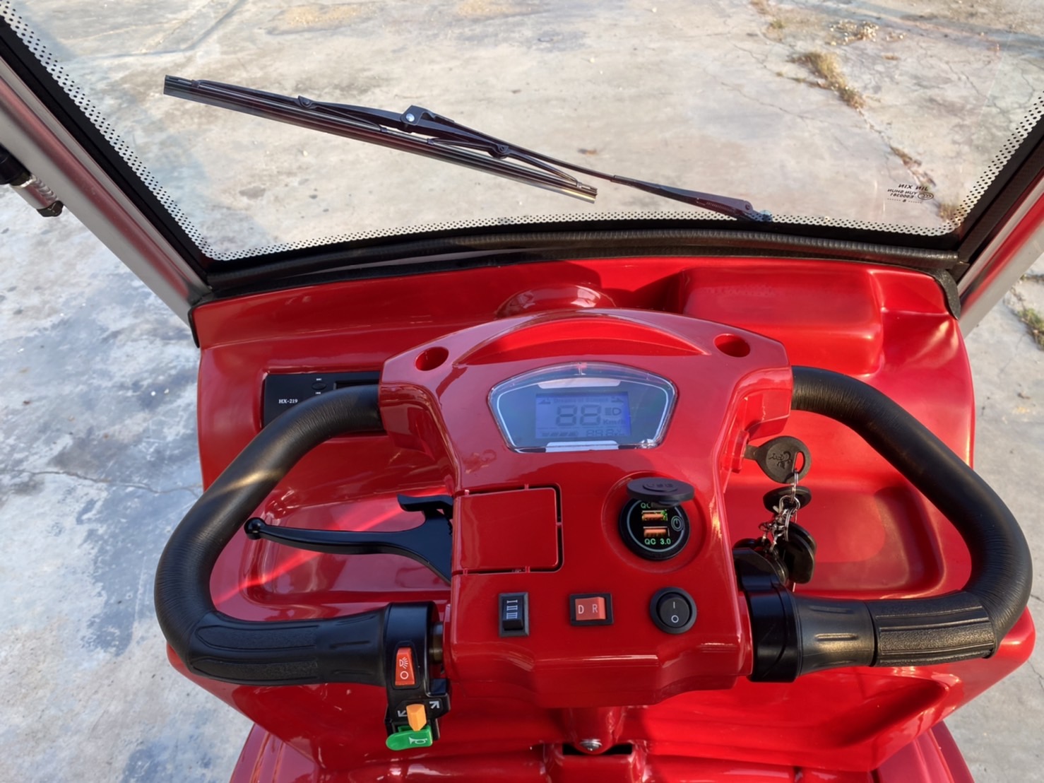 รถไฟฟ้า 4 ล้อ 4-5 ที่นั่ง รุ่น M-01T ยี่ห้อ CLP CAR สีแดง ขับแฮนด์บิด