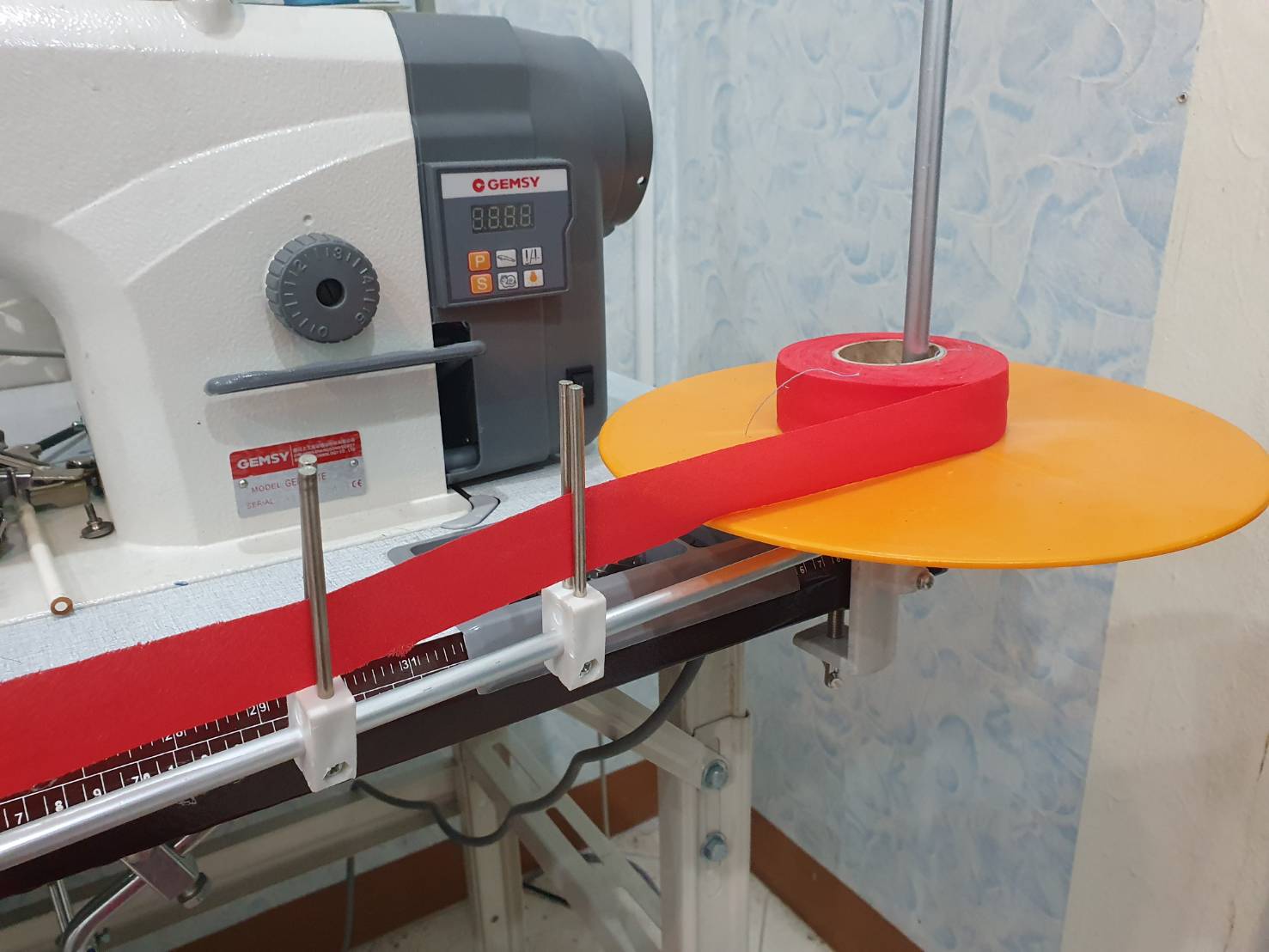 ถาดวางผ้ากุ๊นสำหรับการกุ๊นผ้า เป็นอุปกรณ์ที่จะทำให้การกุ๊นนงานได้อย่างต่อเนื่องและไม่เสียเวลาในการทำงาน