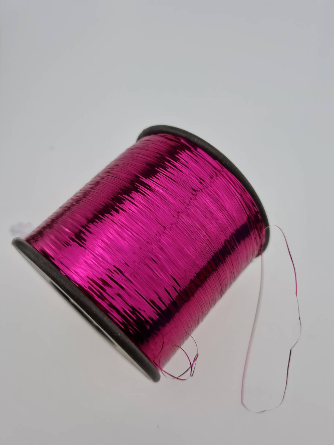 ดิ้นแบน (Metallic yarn) สีทอง สำหรับงานทอพรม งานปัก และงานทอดิ้นขนาด 125 กรัมต่อหลอดความกว้าง 0.36 มิลลิเมตร