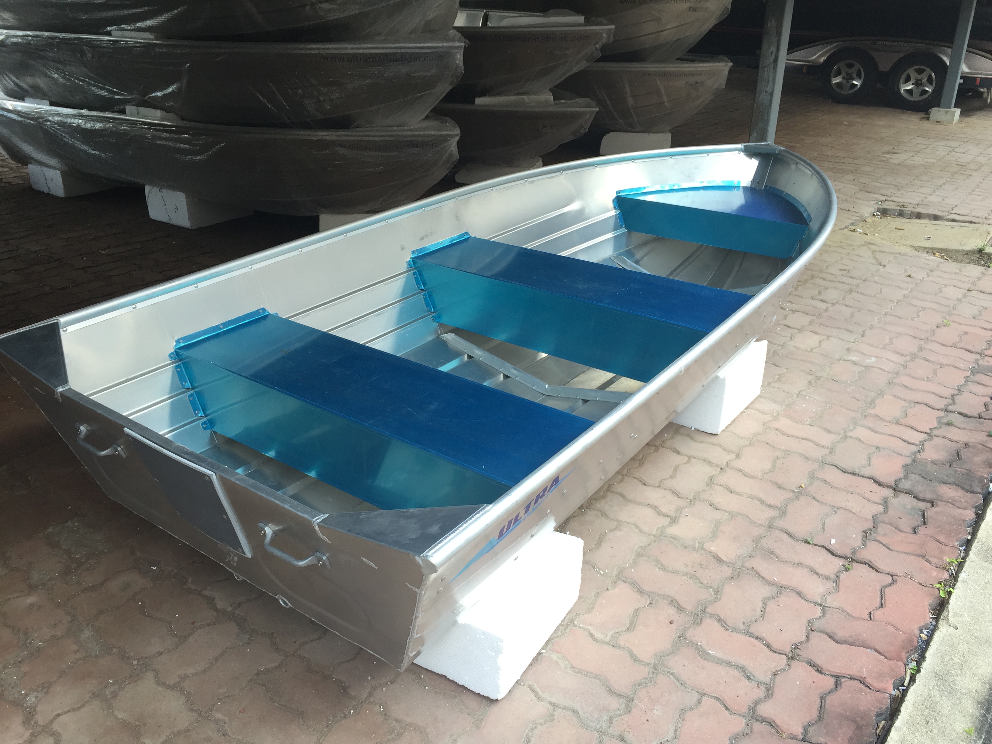 เรือท้องวี รุ่น AV11