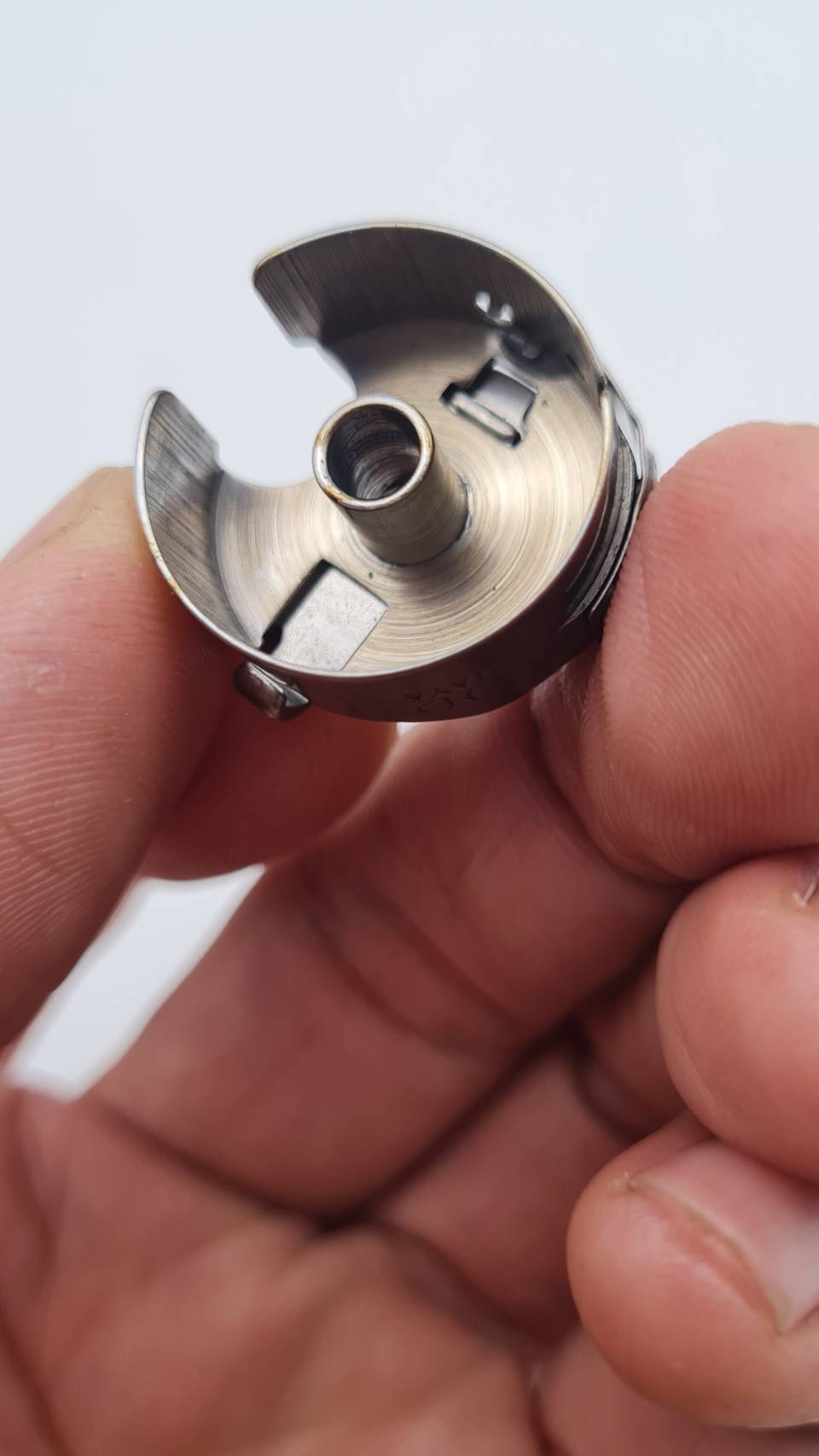 กะโหลกจักรสำหรับจักรผ้าอุตสาหกรรม และ จักรเล็ก ใช้งานได้อย่างดีเยี่ยม ลดอาการด้ายกระโดน กะโหลกจักรขนาดมาตรฐาน