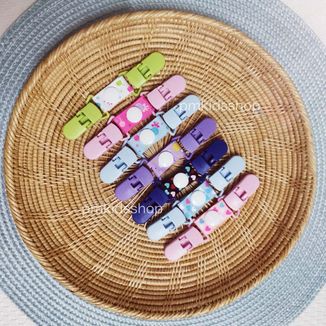 แบบสั้น ที่หนีบผ้าเช็ดหน้าเด็ก หนีบเอี๊ยม สายคล้องกันหล่น กันตก คลิปหนีบผ้าเช็ดน้ำลาย คลิปหนีบผ้ากันเปื้อน