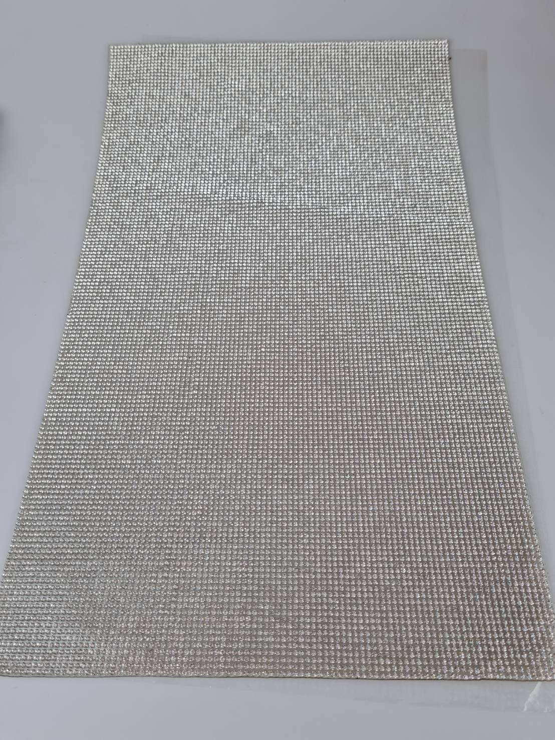 เพชรแผ่นรีดร้อน(hot Fix) ขนาด 39x23 เซนติเมตรสีขาวขนาดเพชร SS8 (2.4 มิลลิเมตร)สีขาวใส เนื้อคริสตัลแท้ ใช้งานประดับและตกแต่งสามารถตัดได้ด้วยมีด