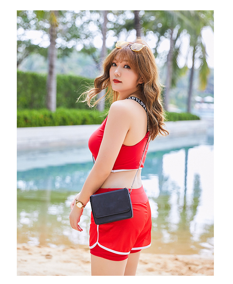 ชุดว่ายน้ำคนอ้วน 5xl พร้อมส่ง :ชุดว่ายน้ำไซส์ใหญ่สีแดงเว้าไหล่แต่งลายการ์ตูน set 3 ชิ้นมีบรา กางเกงขาสั้นและเสื้อคลุมสีสันสดใสแบบสวยมากๆจ้า:บรารอบอก38-48นิ้ว เอว34-44นิ้ว สะโพก42-54นิ้ว เสื้อคลุมรอบอกกว้าง50นิ้ว