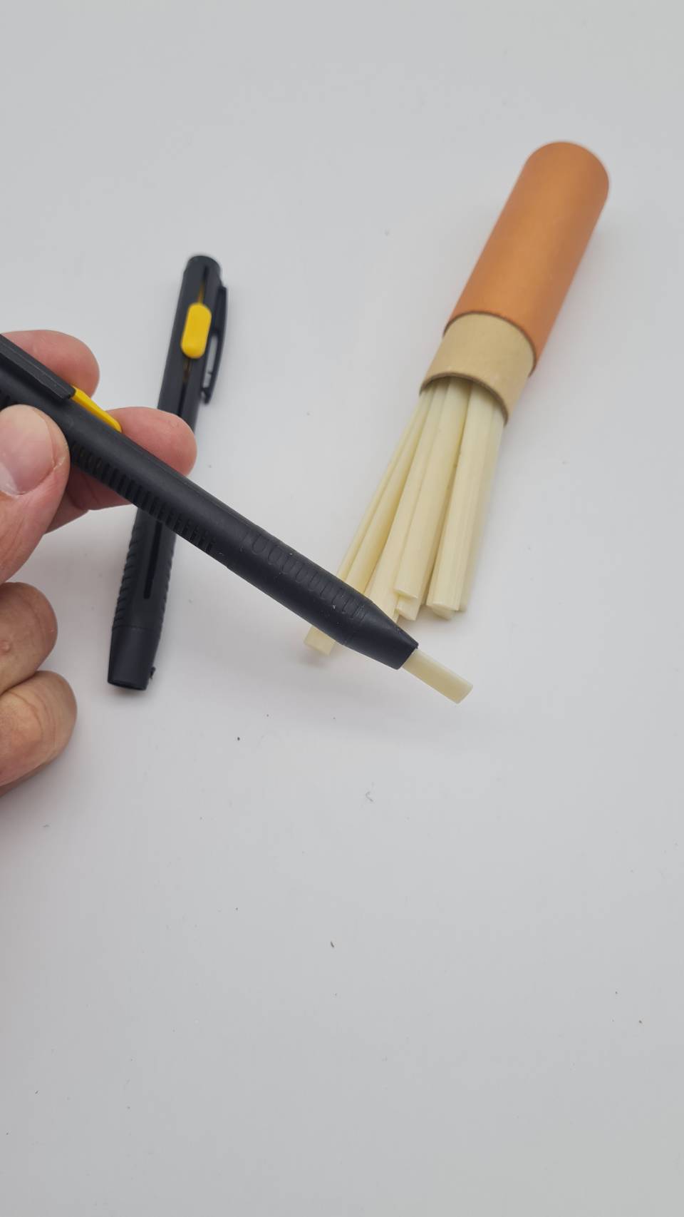 ชอร์คเขียนผ้า เส้นคมชัดไม่ต้องเหลาเนื้อเหนียวไม่หักง่ายใช้งานสะดวกมีปากกา 2ชิ้น ชอร์ค 20 ชิ้น