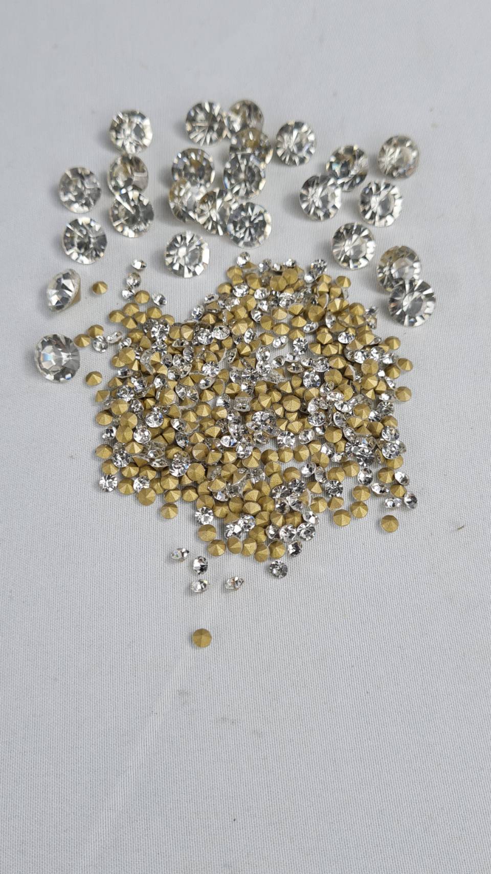 คริสตัลก้นแหลม (เนื้อ แก้วคริสตัล) เพรชก้นแหลมขนาด 1มิลลิเมตร ถึง 10มิลลิเมตร สีขาวใสก้นปรอทเงา สำหรับงานเครื่องประดับ กรอบพระเครื่องประดับไทย