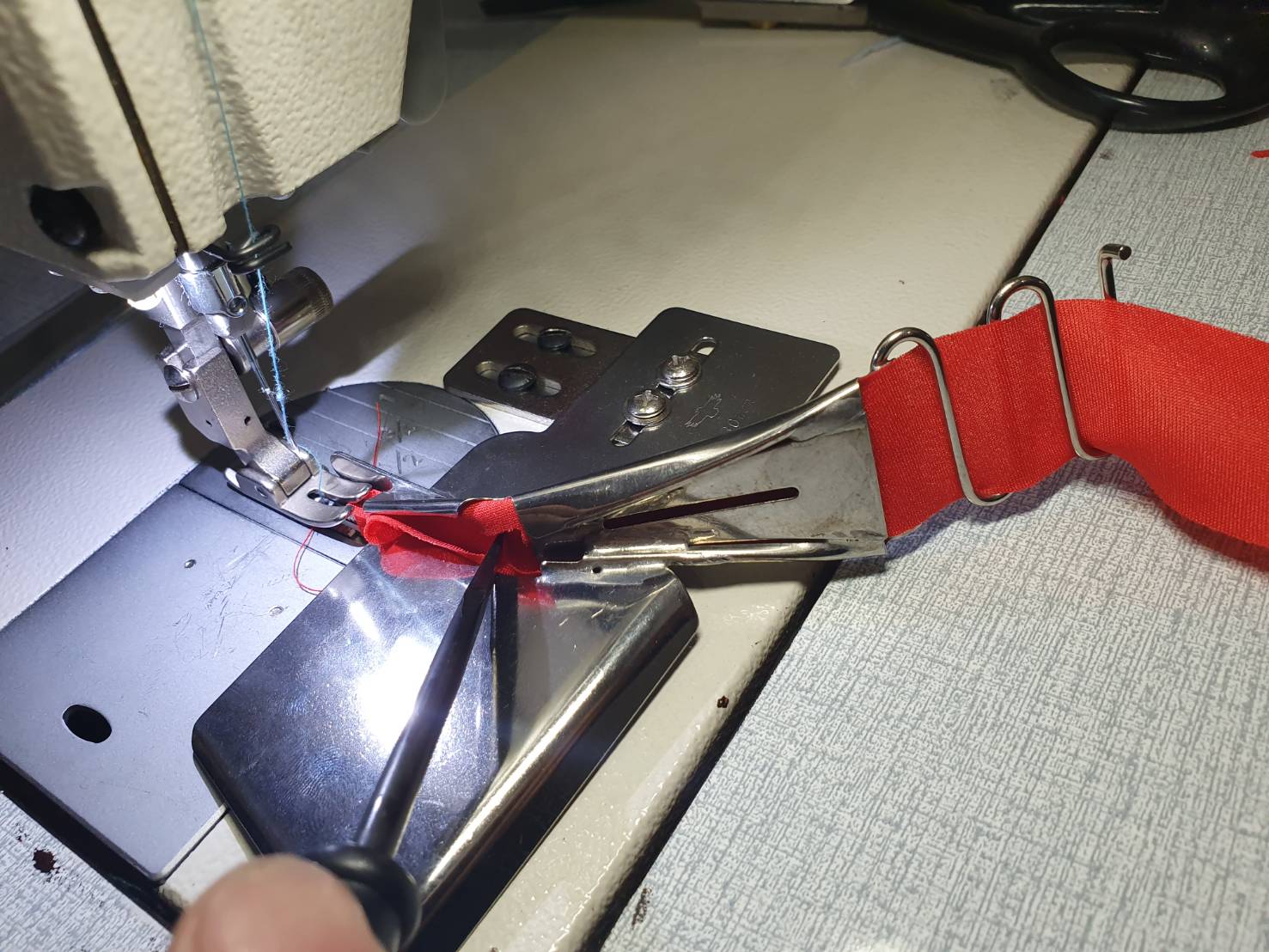 ซองกุ้น ซองกุ๊น ขนาด 20มม ถึง 50 มม แบบอมขอบ จักรเย็บผ้า อุตสหกรรมเข็มเดี่ยวแบบไม่ต้องเปลี่ยนฟันจักร ติดตั้งง่าย