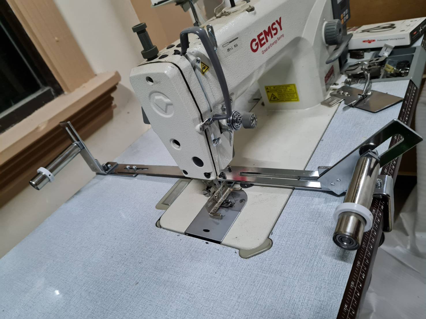 ตัวถ่างยางจักรเย็บอุตสาหกรรมเข็มเดี่ยว สำหรับดึงยางและถ่างยางเอวกางเกงสามารถปรับขนาดได้ใช้งานง่ายติดตั้งเองได้