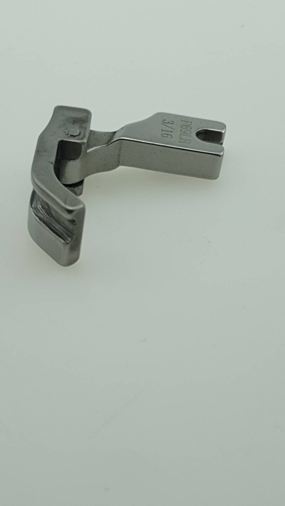 ตีนผีร่องสำหรับเย็บเชือก P69LH 3/16 เป็นตีนผีชนิดพิเศษใช้ช่วยในการเย็บเชือกได้ดี