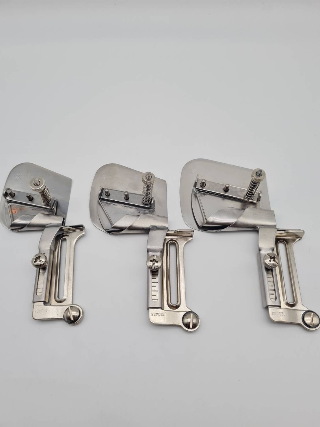 ซองพับชายผ้าและดึงยาง ห่อยางยืดในตัว สามารถปรับความตึงของยางได้ หลายระดับ ใช้กับจักรอุตสาหกรรมเข็มเดี่ยว ติดตั้งไม่ต้องเปลี่ยนฟันจักร