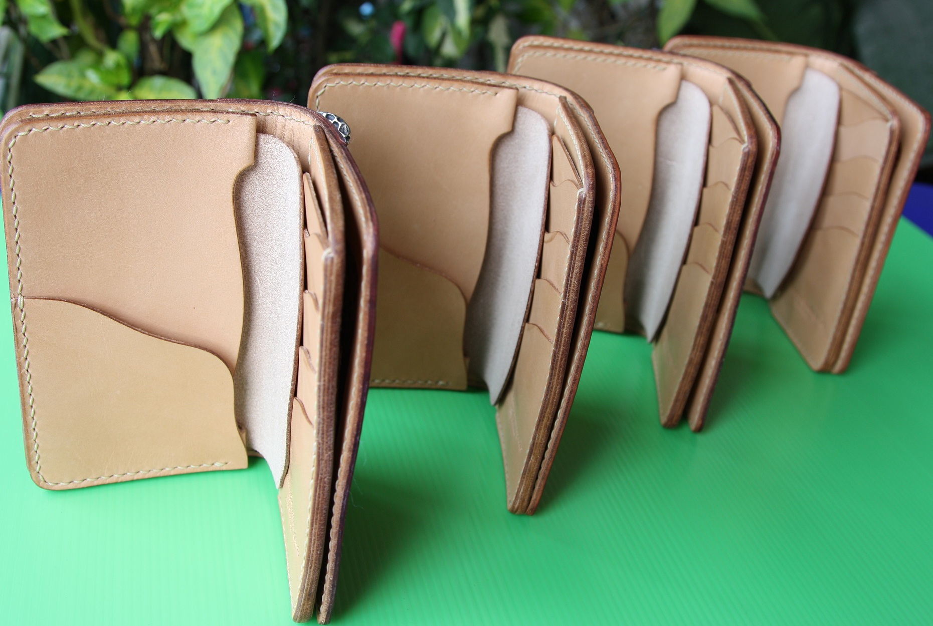 กระเป๋าสตางค์ชาย ใบกลาง หนังม้าแท้ ตามสั่งครับ