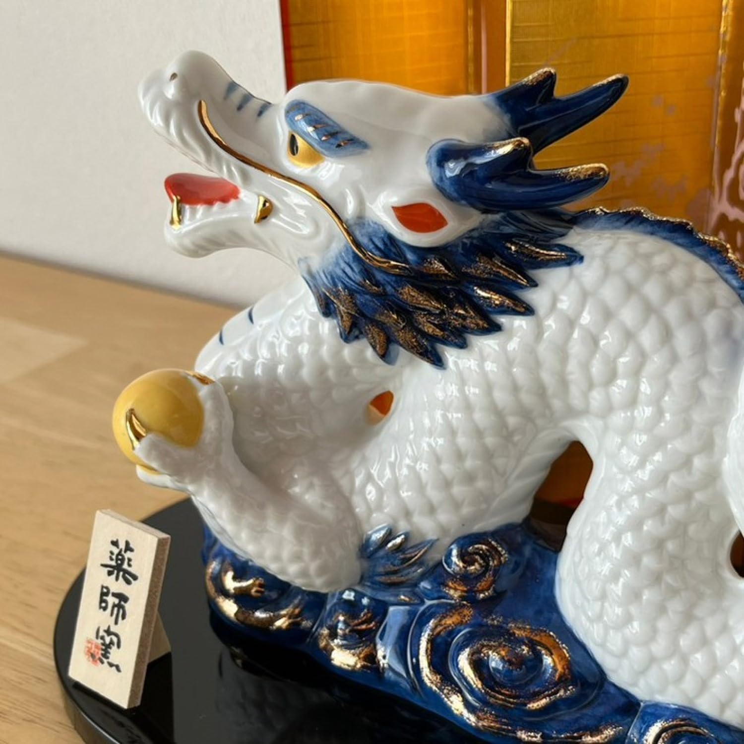 [PRE-ORDER] มังกรขาว ลายสีน้ำเงิน ถือลูกแก้วสีทอง ของมงคลญี่ปุ่น ฮวงจุ้ยโต๊ะทำงาน เสริมโชคลาภ ปีมังกร นำเข้าจากญี่ปุ่น White Dragon