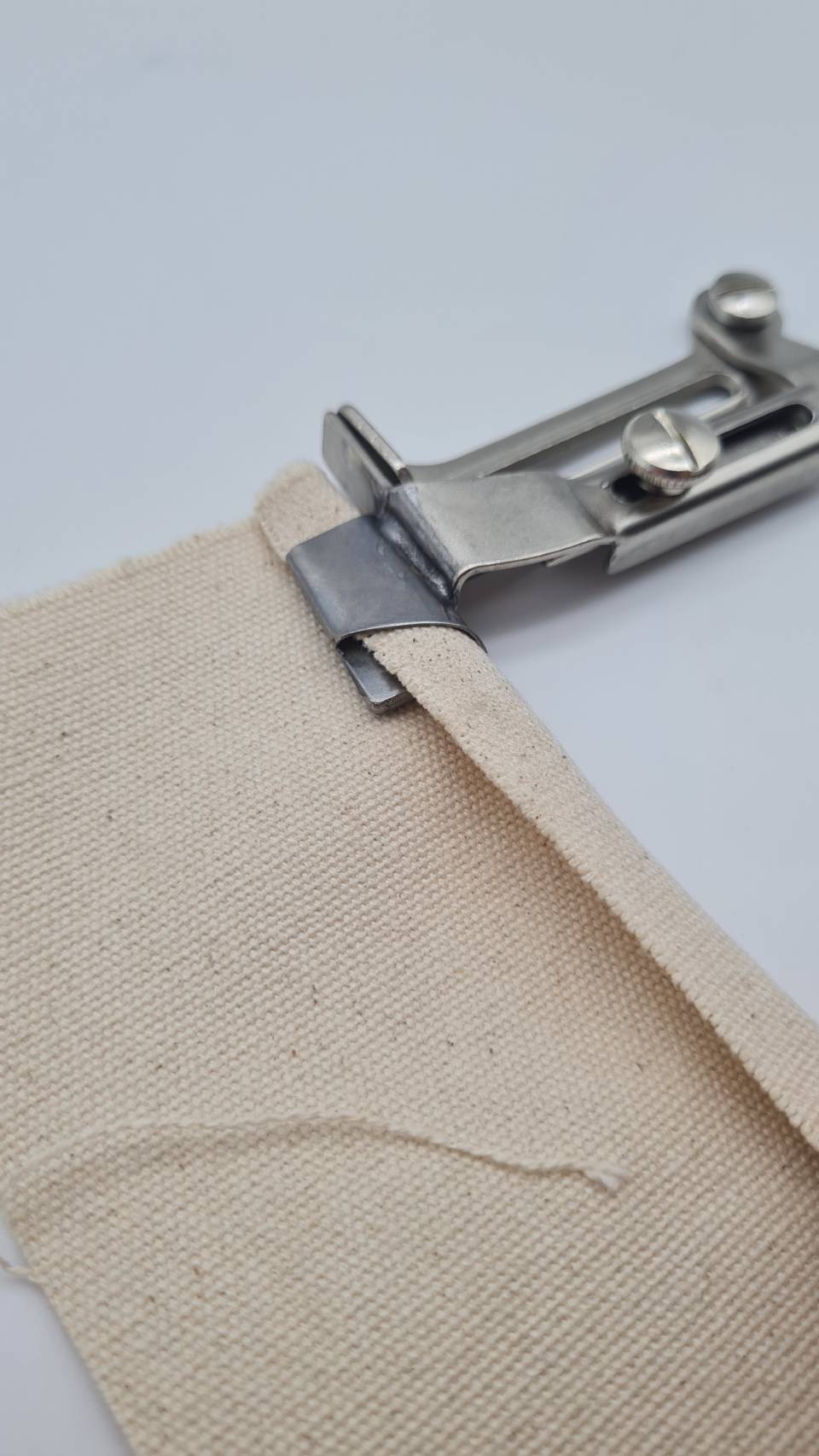 ซองพับชายผ้าแบบไม่อมขอบผ้าสำหรับจักรอุตสาหกรรมเข็มเดี่ยวแถมน็อตยึด