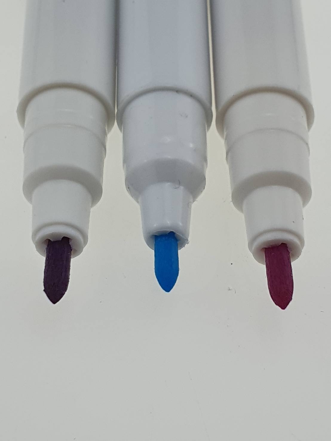 ปากกาลบด้วยน้ำสำหรับเขียนบนผ้าและสามารถหายไปเองได้หากโดนความชื้นหรือการซักด้วยน้ำ