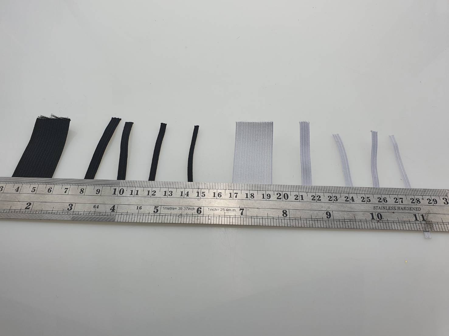 ยางยืดเส้นแบนราคา ยกม้วนมีสีขาวและสีดำราคาโรงงานมีขนาดต่างๆให้เลือกตั้งแต่ 3 มม ถึง 25 มม