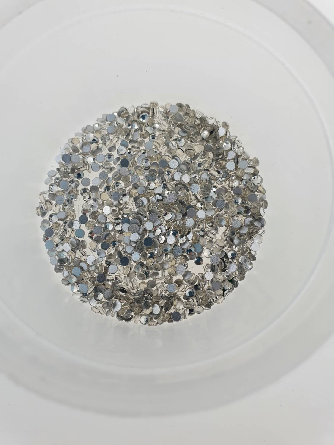 เพชรคริสตัลก้นตัด ขนาด SS8 (2.4มิลลิเมตร ) จำนวน 1440 เม็ดใช้งานง่ายเหมาะกับงาน DIYเสื้อผ้าต่างๆ