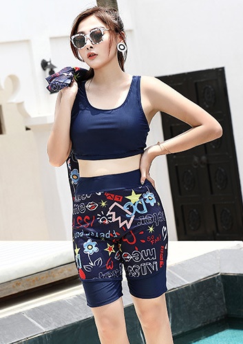 ชุดว่ายน้ำคนอ้วน 9xl แบบสปอร์ตพร้อมส่ง :ชุดว่ายน้ำไซส์ใหญ่สีน้ำเงินแต่งลายกราฟฟิก set 3 ชิ้น มีเสื้อคลุมตัวนอก บราแต่งลายอักษร และกางเกงขาสั้นแต่งลายสีสันสวยสดใส แบบเก๋น่ารักมากๆจ้า:บรารอบอก50-62นิ้ว เอว48-60นิ้ว สะโพก52-64นิ้ว เสื้อคลุมรอบอกกว้าง62นิ้ว