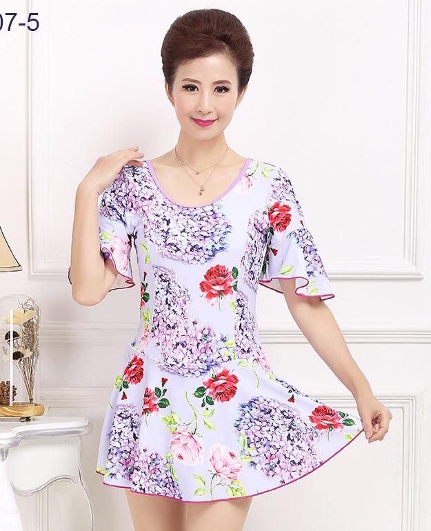 ชุดว่ายน้ำคนอ้วน 6xl พร้อมส่ง :ชุดว่ายน้ำไซส์ใหญ่สีม่วงแต่งลายดอกไม้มีกางเกงขาสั้นใส่ด้านในแบบสวยมากๆจ้า:รอบอก40-52นิ้ว เอว38-50นิ้ว สะโพก42-54นิ้ว