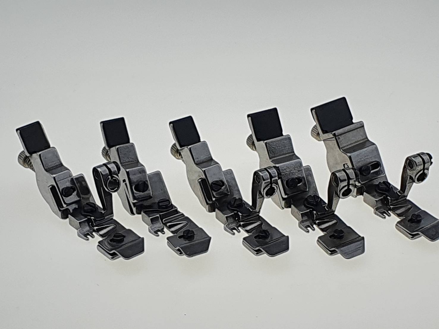 ตีนผีดึงยางจักรโพ้งสำหรับจักรโพ้ง 4 เส้น ใช้งานง่ายสามารถลดขั้นตอนในการทำงานประหยัดเวลาในการทำงาน