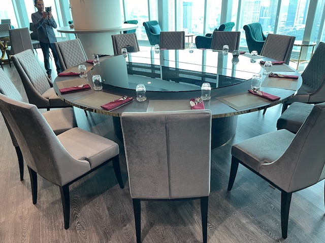 Trp. โต๊ะกลม ขอบคิ้วทอง ขนาด 280 ซม.พร้อมชุดจานหมุนอาหาร กระจกกรม 200 ซม.ฐานรองหมุนไฟฟ้าถ่านชาร์ทรีโมท 1 ชุด