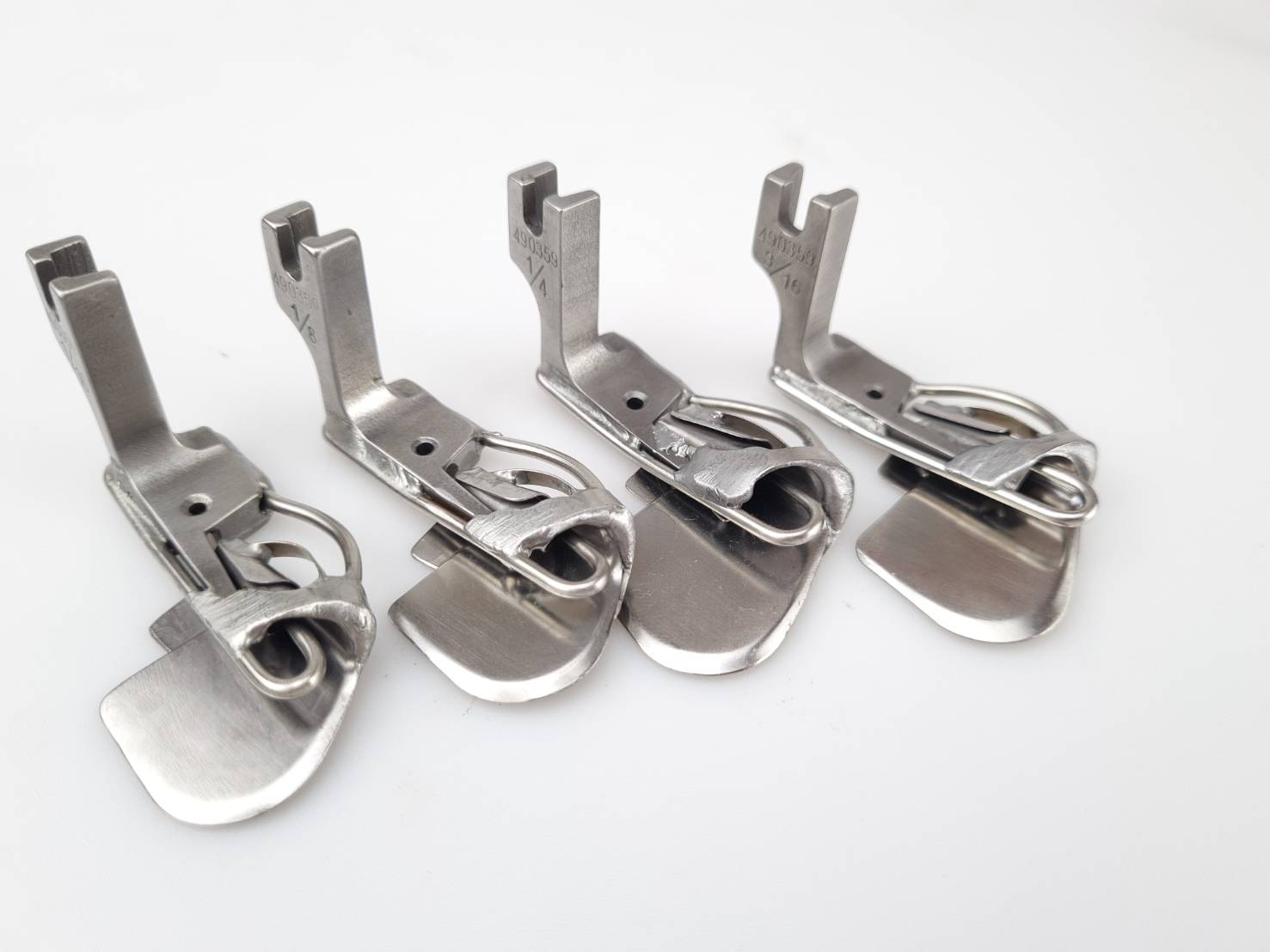 ตีนผีจักรอุตสาหกรรมเข็มเดี่ยวแบบพับชายมีแบบผ้าบางงานทั่วไปและตีนผีพับชายผ้าหนา ถึงหนามาก ตีนผีม้วนชายซองพับชาย ซองพับสาบเสื้อ