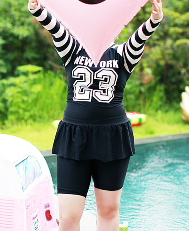 ชุดว่ายน้ำคนอ้วน พร้อมส่ง :ชุดว่ายน้ำไซส์ใหญ่สีดำขาวแต่งลายทางและอักษร แต่งชายเสื้อ set 4 ชิ้นมีเสื้อแขนยาว บราตัวใน กางเกงบิกินี่ กางเกงด้านนอก แบบเก๋น่ารักมากๆจ้า :รายละเอียดไซส์คลิกเลยจ้า