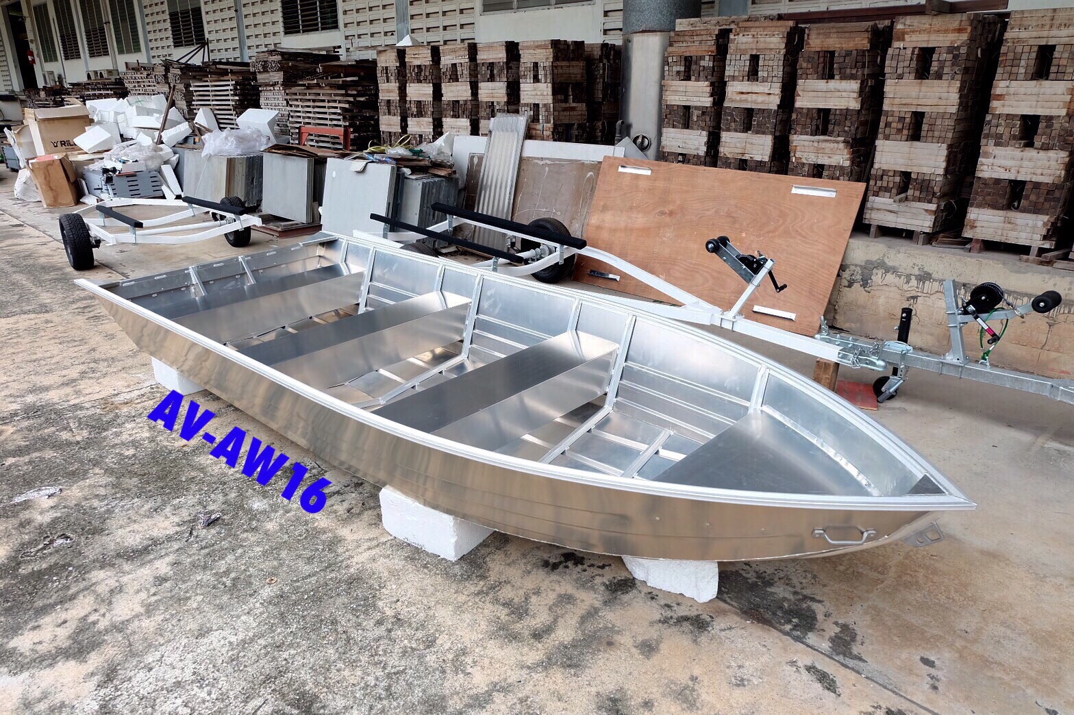 เรือท้องวีรุ่น AV-AW16