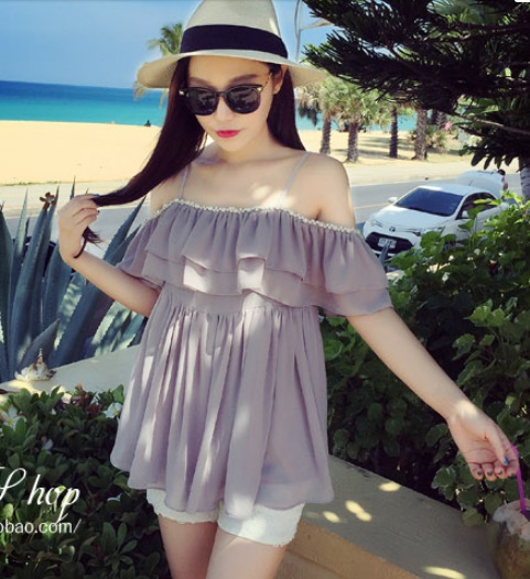 เสื้อผ้าแฟชั่นผู้หญิง ((พร้อมส่ง)) : เสื้อแฟชั่นสีเทา สายเดี่ยว แต่งระบายที่เสื้อ ผ้าพริ้วๆน่ารักๆจ้า
