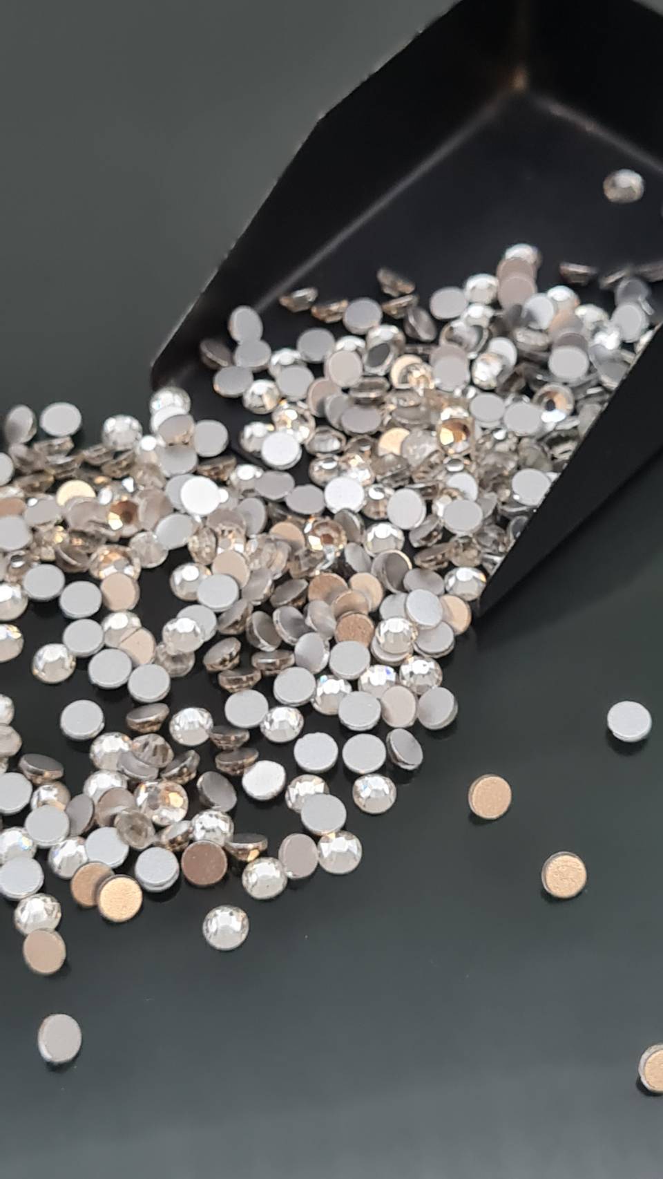 คริสตัลหลังแบน สีคริสตัล และสีรุ้ง เพชรก้นตัดประดับองค์พระเม็ดคริสตัลสำหรับงาน DIY