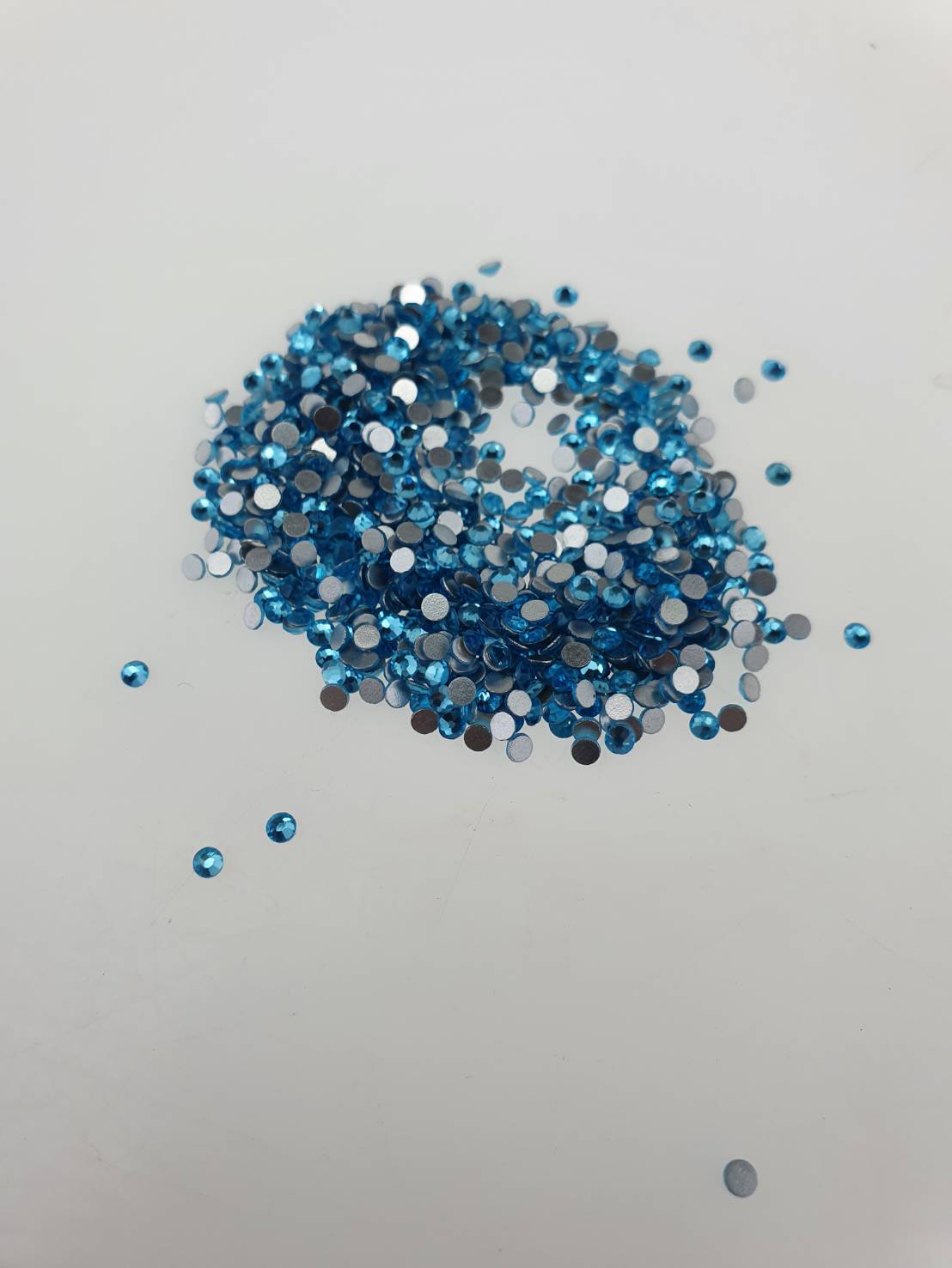 เพชรคริสตัลก้นตัด ขนาด SS8 (2.4มิลลิเมตร ) จำนวน 1440 เม็ดใช้งานง่ายเหมาะกับงาน DIYเสื้อผ้าต่างๆ