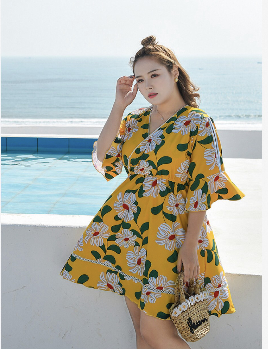 ชุดว่ายน้ำคนอ้วน 6xl พร้อมส่ง:ชุดว่ายน้ำไซส์ใหญ่สีเหลือง บราถักสายด้านหลังแต่งลายดอกไม้ แขนระบาย set 3 ชิ้นมี บรา กางเกงขาสั้นและชุดคลุม แบบสวยน่ารักมากๆจ้า :ขนาด- รอบอก 40 - 50 นิ้ว - เอว 34 - 44 นิ้ว- สะโพก 44 - 54 นิ้ว - เสื้อคลุมกว้าง 50 นิ้ว