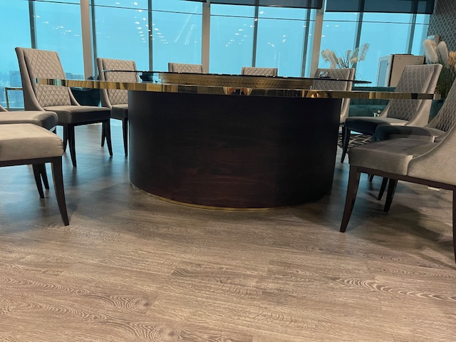 Trp. โต๊ะกลม ขอบคิ้วทอง ขนาด 280 ซม.พร้อมชุดจานหมุนอาหาร กระจกกรม 200 ซม.ฐานรองหมุนไฟฟ้าถ่านชาร์ทรีโมท 1 ชุด