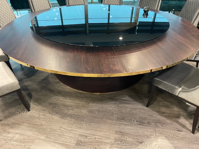 Trp. โต๊ะกลม ขอบคิ้วทอง ขนาด 280 ซม.พร้อมชุดจานหมุนอาหาร กระจกกรม 200 ซม.ฐานรองหมุนไฟฟ้าถ่านชาร์ทรีโมท 1 ชุด