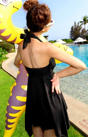 ชุดว่ายน้ำแฟชั่นพร้อมส่ง :ชุดว่ายน้ำสีดำผูกสายคล้องคอแต่งชายผ้าสีสันสดใส มีกางเกงใส่ด้านในน่ารักมากๆจ้า:รอบอก30-40นิ้ว เอว26-32นิ้ว สะโพก Freesize