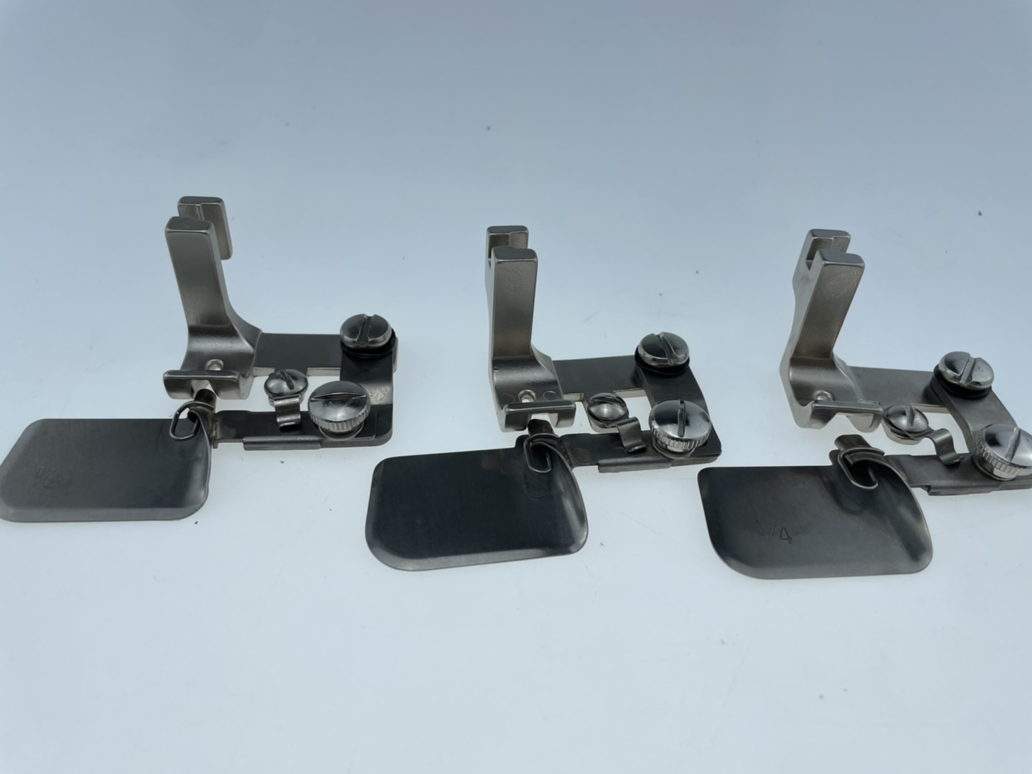 ตีนผีพับชายจักรอุตสาหกรรมเข็มเดียวตีนผีพิเศษสามารถโยกเข้าออกเพื่อหลบตะเข็บขณะเย็บได้